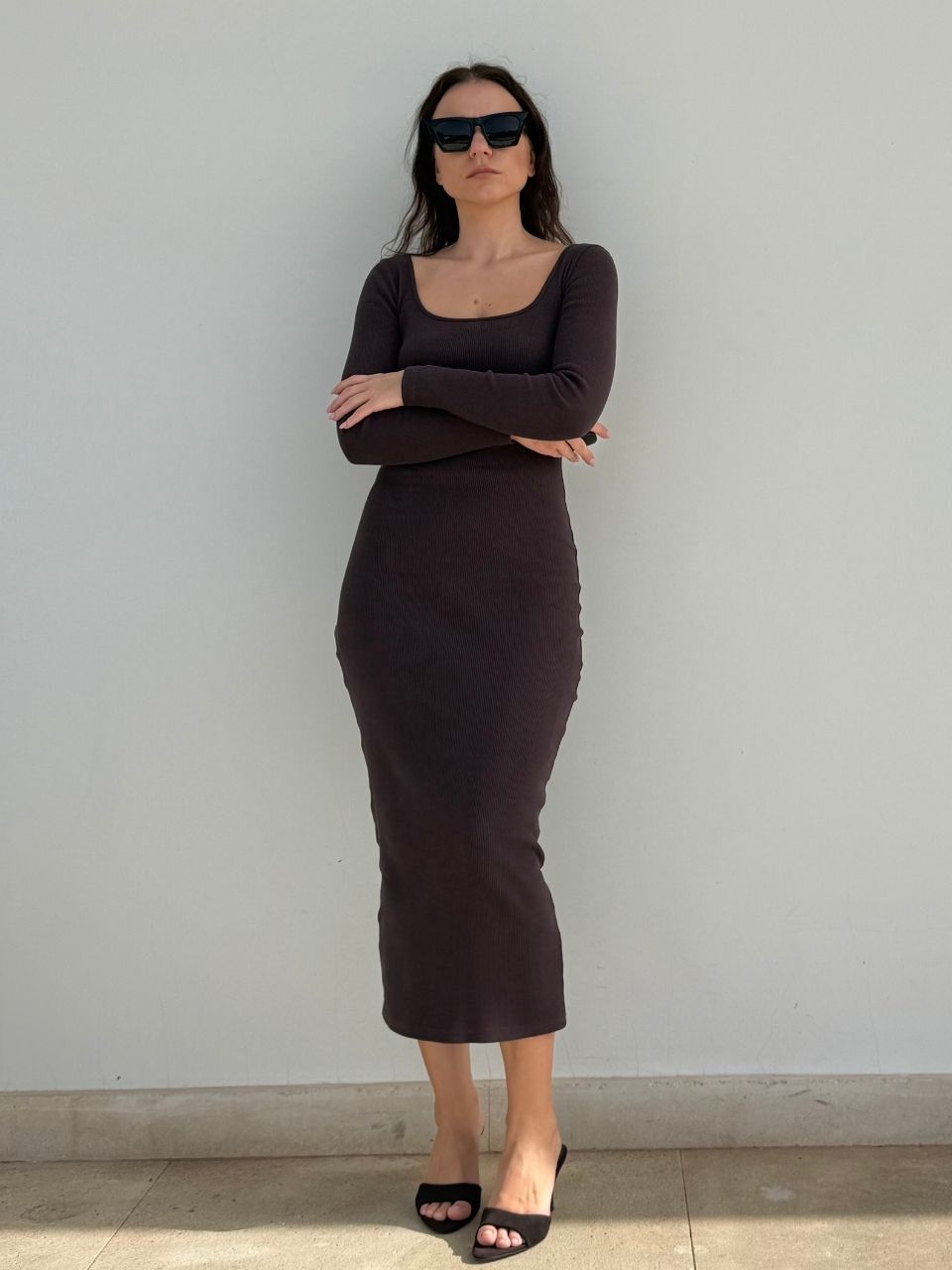 Castella - prążkowana sukienka maxi z dekoltem karo