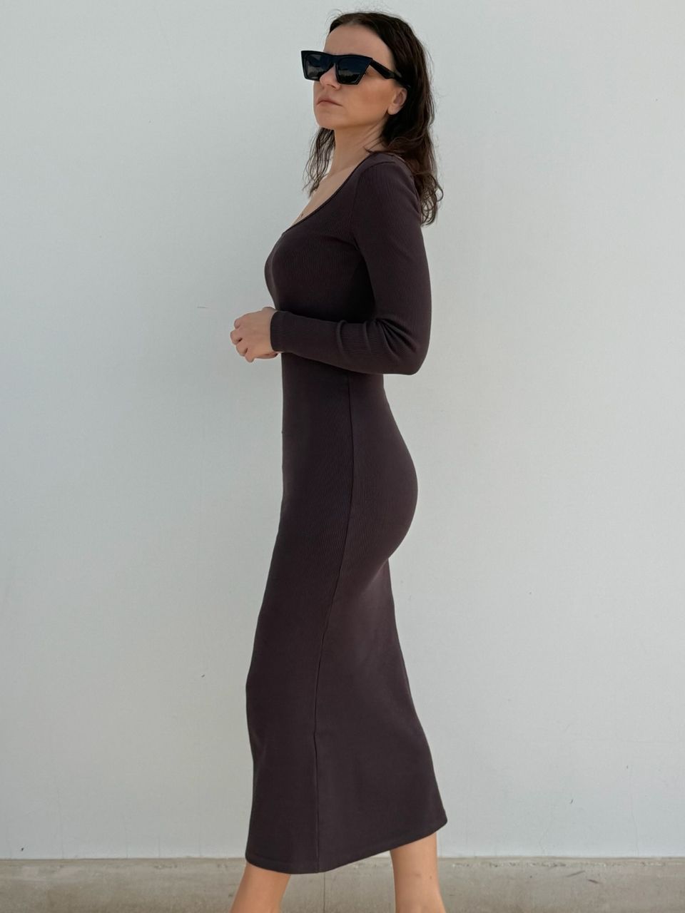 Castella - prążkowana sukienka maxi z dekoltem karo