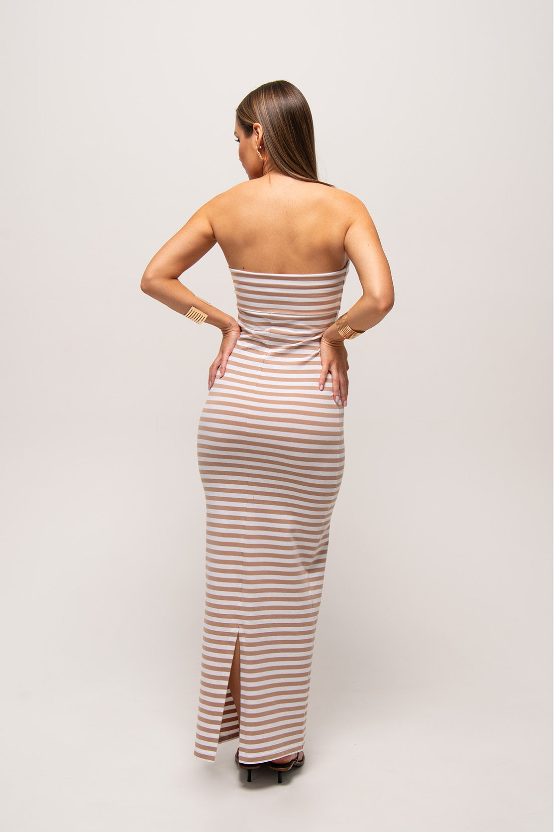 prosta sukienka midi typu tuba z rozporkiem "Beige Stripes"