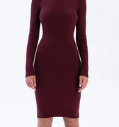 Askja - prążkowana klasyczna sukienka mimi z golfem