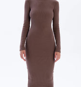 Askja - prążkowana klasyczna sukienka midi z golfem