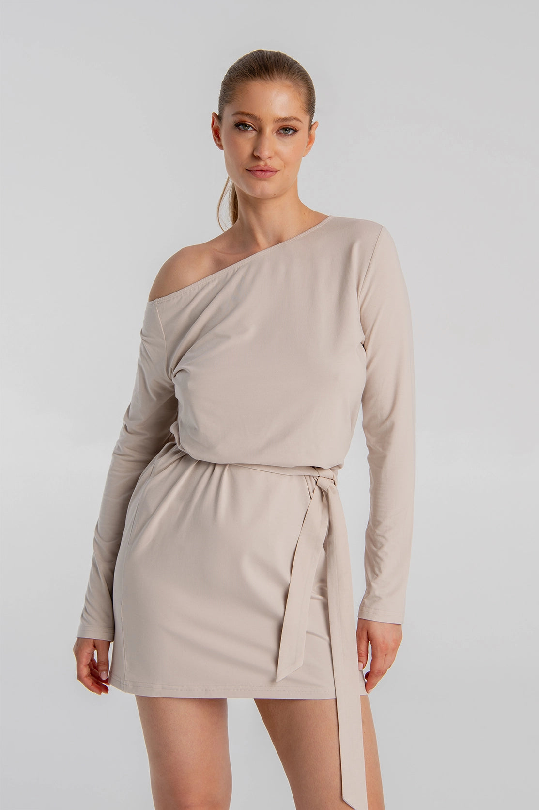 jasnobeżowa luźna sukienka mini przed kolano z wiązaniem wokół talli z asymetrycznym dekoltem "Light Beige"