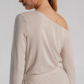 jasnobeżowa luźna sukienka mini przed kolano z wiązaniem wokół talli z asymetrycznym dekoltem "Light Beige"