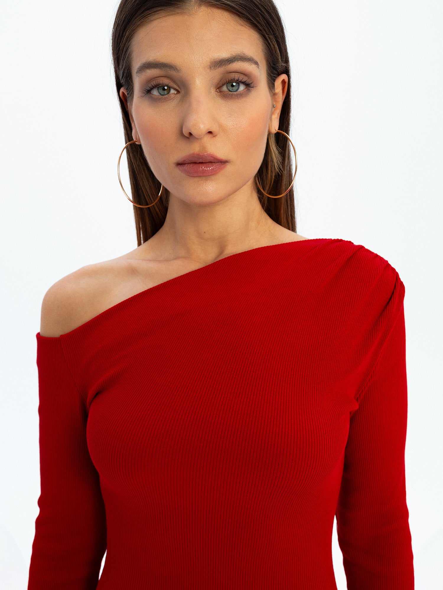 Glam - prążkowana sukienka mimi z asymetrycznym dekoltem - RED