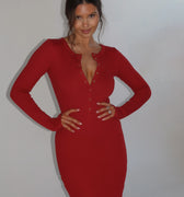 dzianinowa sukienka midi o dopasowanym kroju z głębokim rozpinanym dekoltem na złote zatrzaski uszyta z prążkowanej bawełny