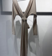 Merapi - prążkowana sukienka midi z kopertowym dekoltem W660