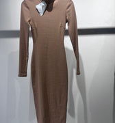 Askja - prążkowana klasyczna sukienka midi z golfem - W750