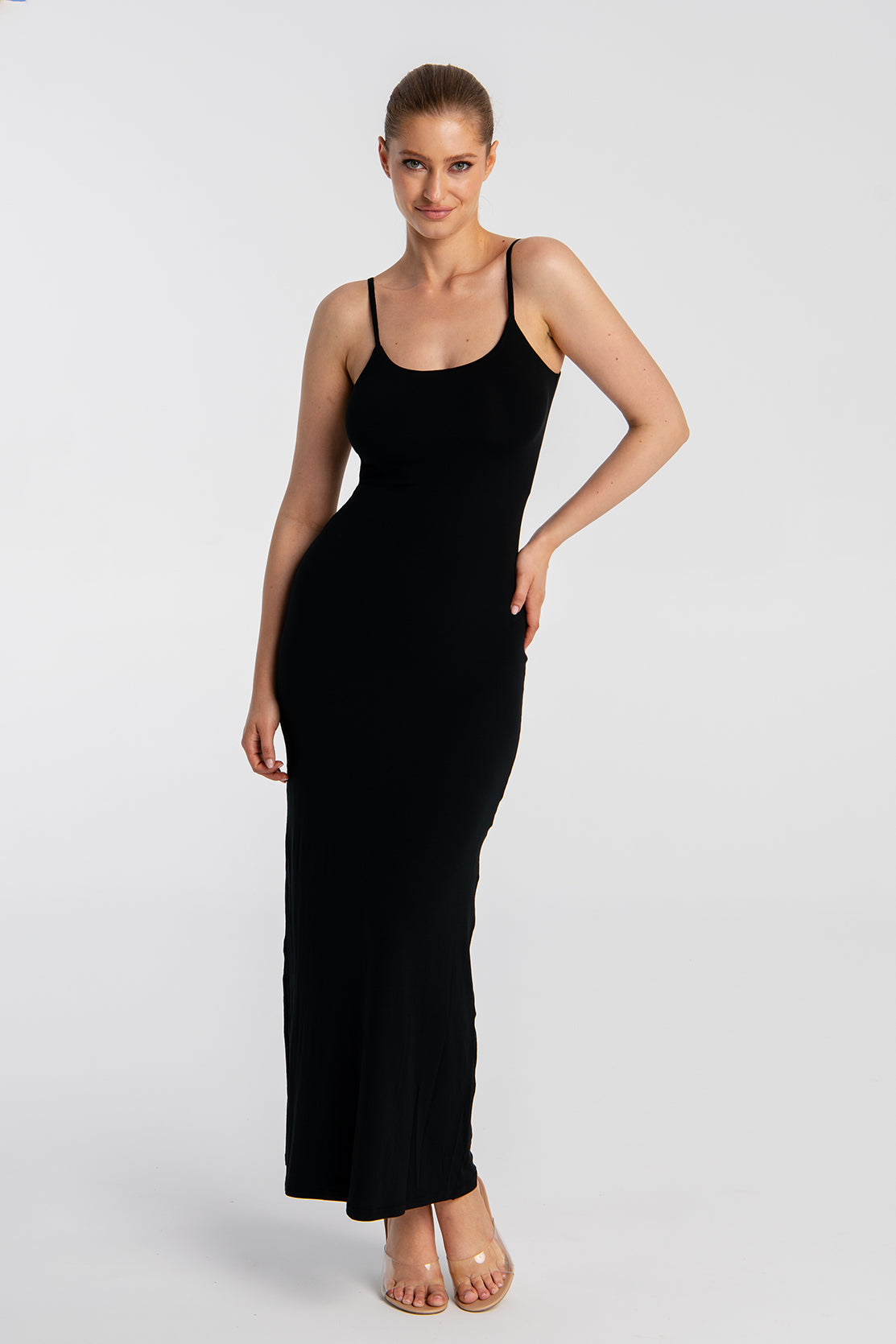 letnia dopasowana sukienka maxi w kolorze czarnym na cienkich ramiączkach z modalu "Black"