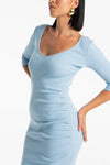 błękitna dopasowana sukienka midi za kolano z prążkowanej bawełny z marszczeniem w talii "Baby Blue"