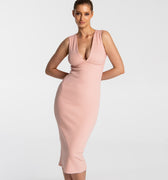 klasyczna dopasowana sukienka midi z prążkowanej bawełny z dekoltem w serek na szerokich ramiączkach "Pink"