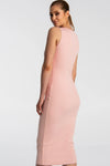klasyczna dopasowana sukienka midi z prążkowanej bawełny z dekoltem w serek na szerokich ramiączkach "Pink"