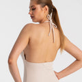dopasowana prążkowana sukienka midi na ramiączkach z odkrytymi plecami "Light Beige"