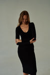 czarna ściągaczowa sukienka za kolano z subtelnym dekoltem "Black"