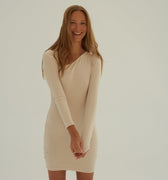 jasnobeżowa sukienka mini z prążkowanej dzianiny u asymetrycznym dekoltem "Light Beige"