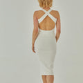 biała ściagaczowa sukienka za kolano z odkrytymi plecami "Ecru"