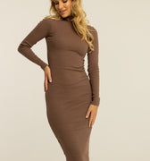 Askja - prążkowana klasyczna sukienka midi z golfem