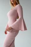 różowa dopasowana sukienka z prążka z okrągłym dekoltem i rozkloszowanymi rękawami "Pink"