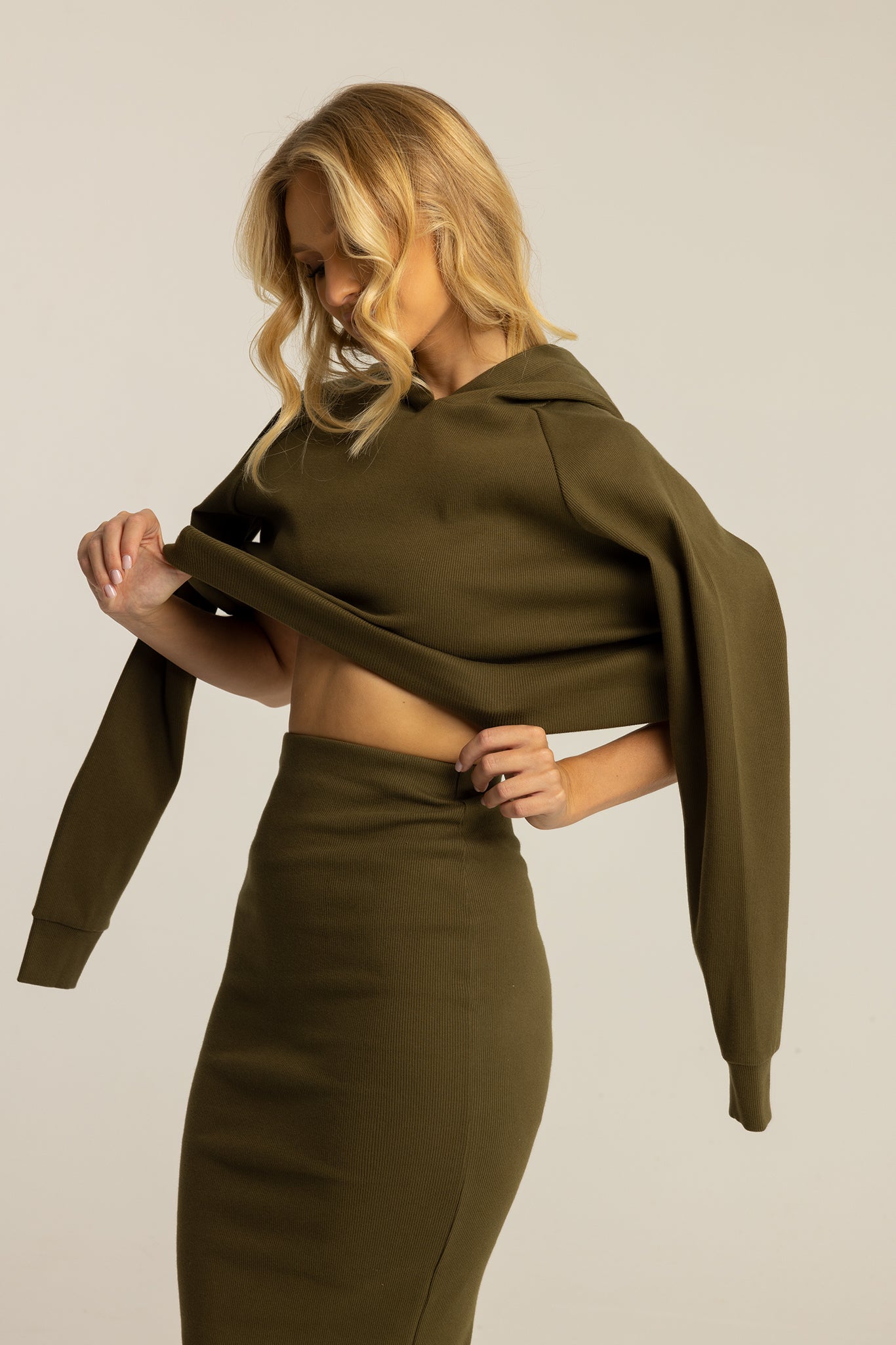 ołówkowa oliwkowa khaki spódnica midi ze ściągacza "Olive"