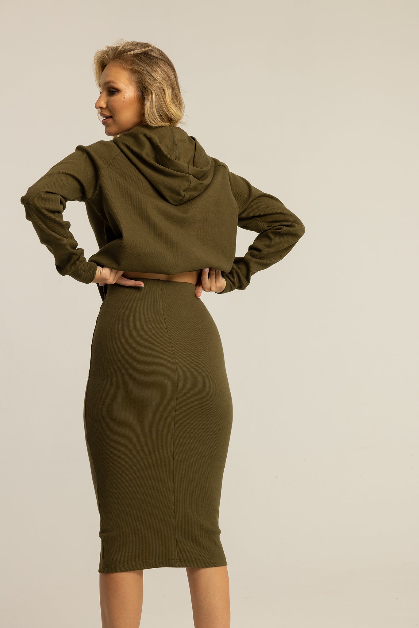 ołówkowa oliwkowa khaki spódnica midi ze ściągacza "Olive"